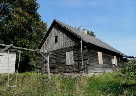 Renoveerimist vajav elumajakompleks Tartumaal